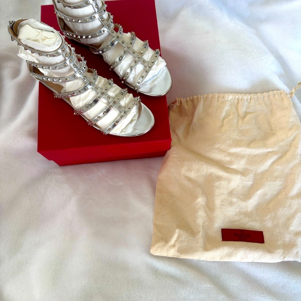 🩶Valentino Garavani Silver Studded Sandals